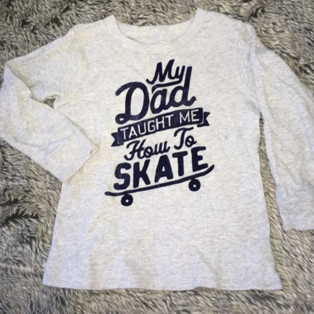 Oshkosh boy’s long sleeve gray navy print Tshirt size 4T